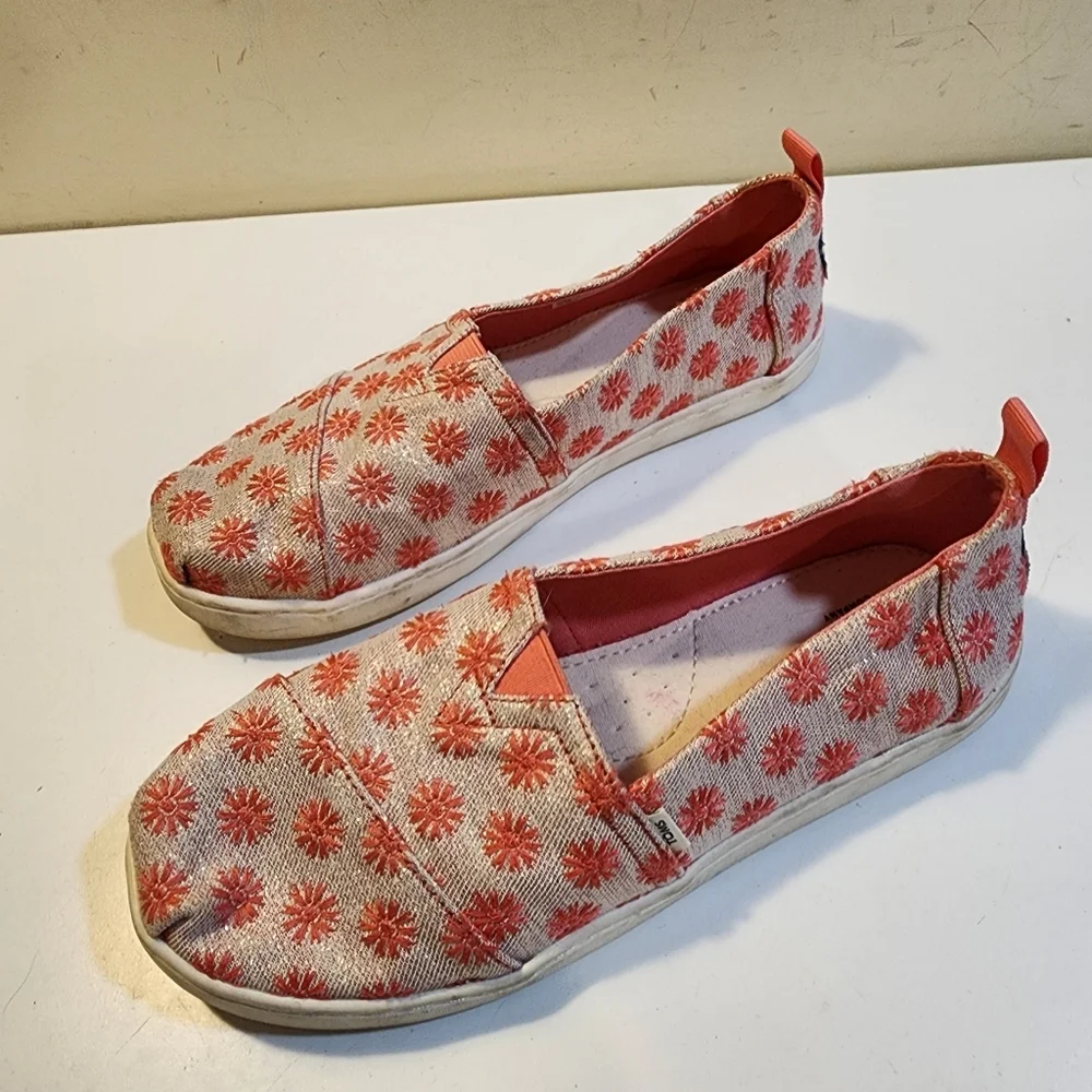 TOMS Floral Embroidered Slip-On Espadrilles Size Y6 Futs 8.5
